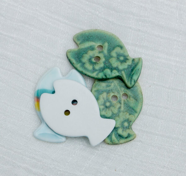 30mm Rainbow and Bronze Green Hand Painted Fish 2 Hole Ceramic Buttons 6pcs - Image 2
