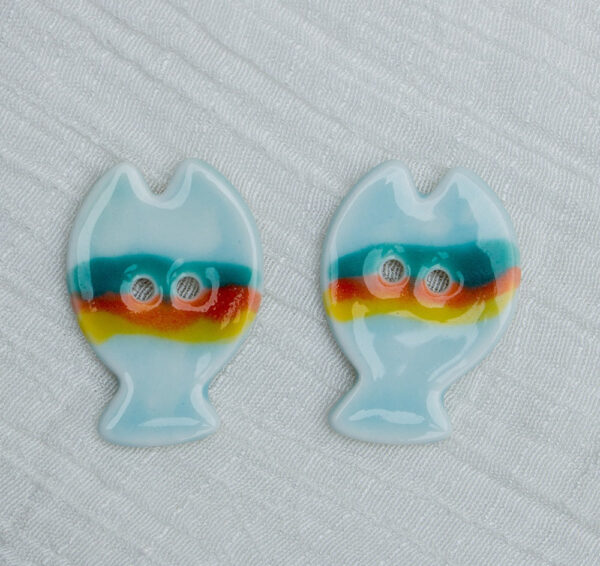 30mm Rainbow and Bronze Green Hand Painted Fish 2 Hole Ceramic Buttons 6pcs - Image 3