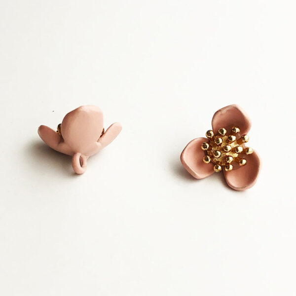 15mm Flower Style Metal Shank Buttons with Stamen 48 Pack - Image 4
