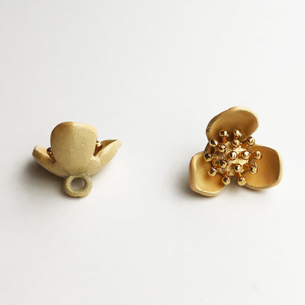 15mm Flower Style Metal Shank Buttons with Stamen 48 Pack - Image 5