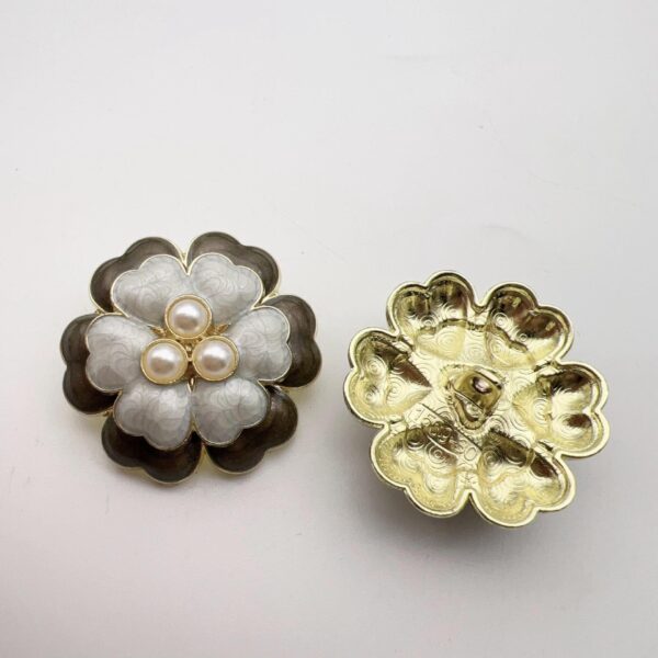 28mm Pearl Five-Petal Flower Vintage French Metal Shank Buttons 48 Pack - Image 3