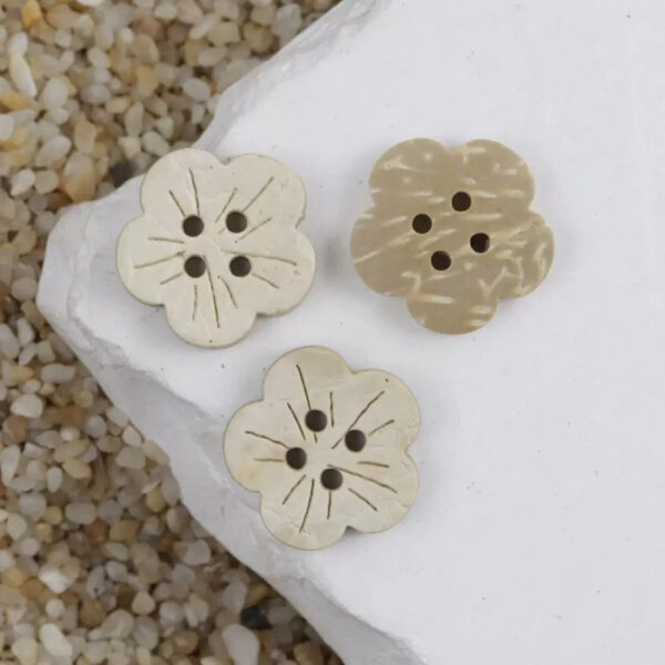 15/17.5mm Flower Shaped 4 Hole Natural Coconut Shell Buttons 100pcs - Image 2