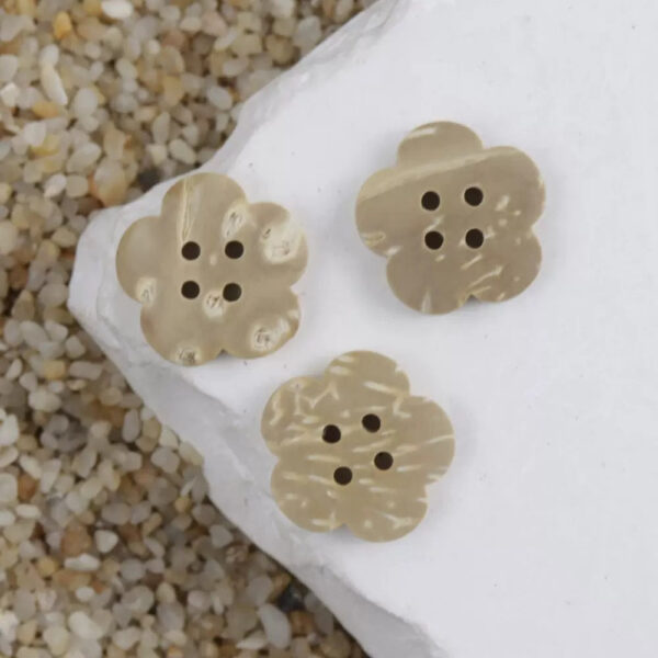 15/17.5mm Flower Shaped 4 Hole Natural Coconut Shell Buttons 100pcs - Image 3
