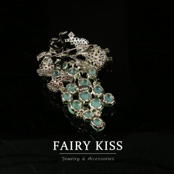 French Retro Green Grape Glass Brooch with Copper Plating - Image 2