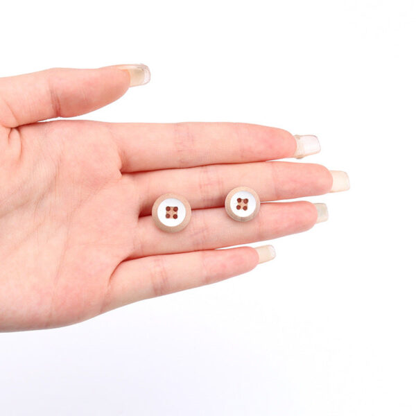 12.5mm Round 4 Hole Poplar Wooden Buttons with Yellow & White Paint 70pcs - Image 3