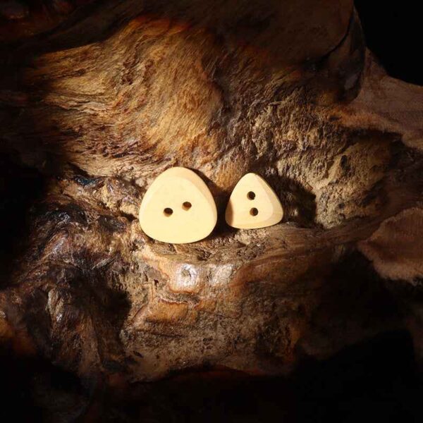 Natural Color Triangular 2 Hole Poplar Wood Buttons for Children's Coat Decoration 40pcs