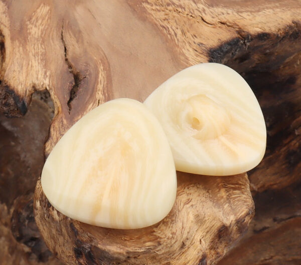 20/22/24/29mm Beige Khaki Round Edged Triangle Resin Buttons for Jackets 20pcs - Image 3