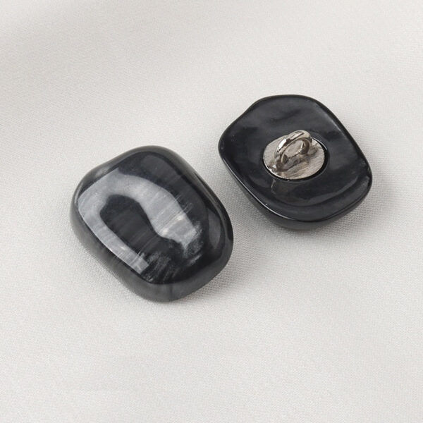12-21mm Imitation Shell Pearl Luster White Black Shank Buttons 30 Pack - Image 4