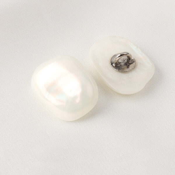 12-21mm Imitation Shell Pearl Luster White Black Shank Buttons 30 Pack - Image 5