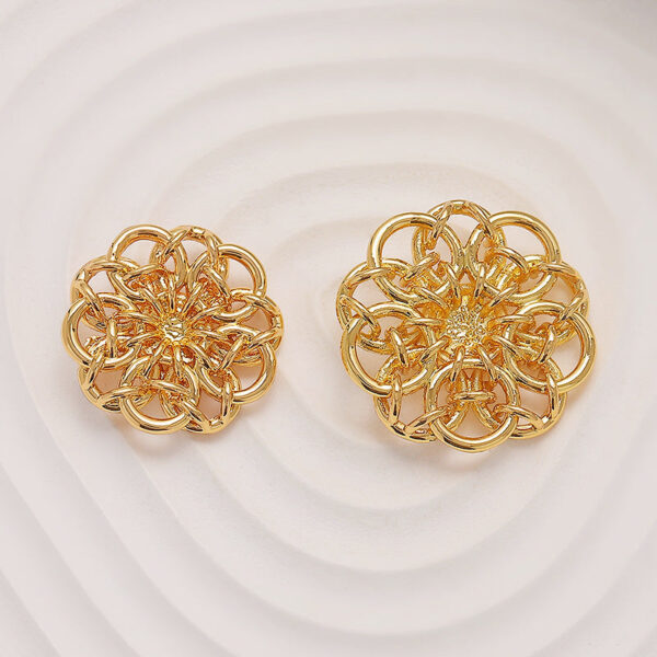 Retro Gold Linked Rings Flower Shape Hand-Sewn Metal Button 5pcs - Image 3