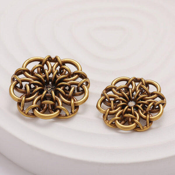 Retro Gold Linked Rings Flower Shape Hand-Sewn Metal Button 5pcs - Image 4