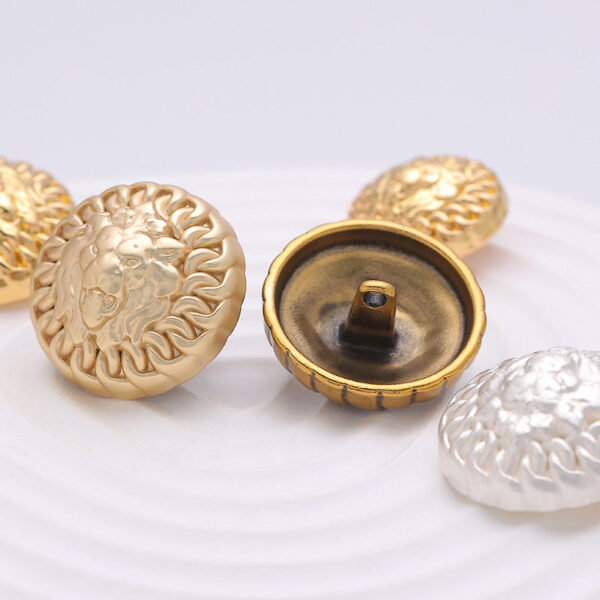 Retro Trendy Round Metal Button with Lion Head Pattern 6pcs - Image 2