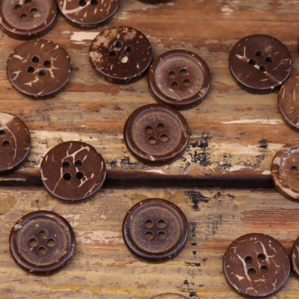18-32L Natural Dark Brown Coconut Shell Buttons 60 Pack - Image 2