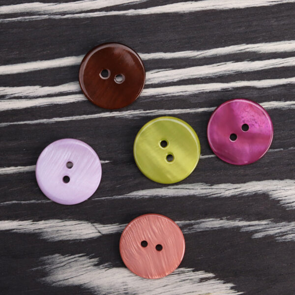 24-32L Colorful 2 Hole Flat Shell Buttons 30 Pack (5 Colors) - Image 4