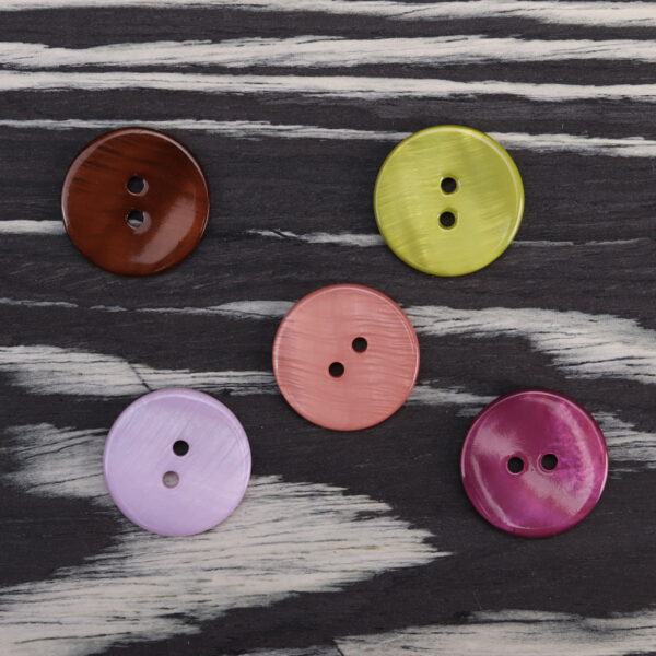 24-32L Colorful 2 Hole Flat Shell Buttons 30 Pack (5 Colors) - Image 3