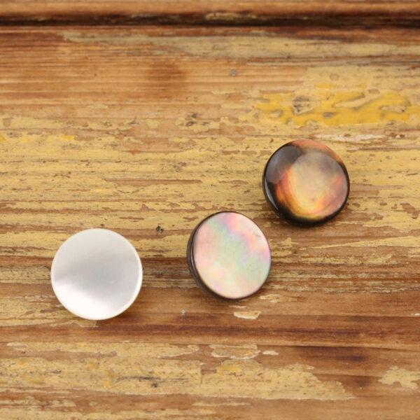 18L Flat Shell Sewing Button with Metal Feet 15 Pack (3 Colors) - Image 4