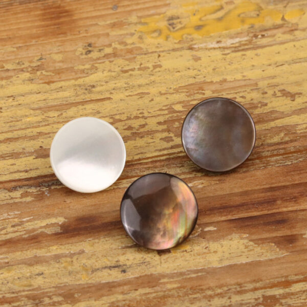 18L Flat Shell Sewing Button with Metal Feet 15 Pack (3 Colors) - Image 5