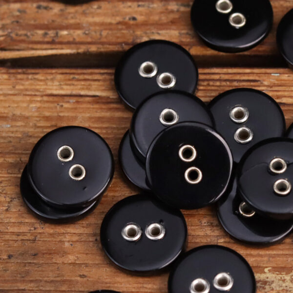 18L Metal Eyelet Shell Buttons 2 Hole Black and White 30 Pack - Image 3