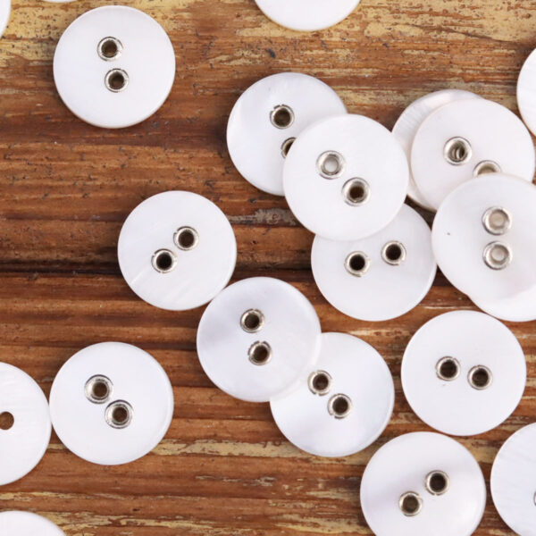 18L Metal Eyelet Shell Buttons 2 Hole Black and White 30 Pack - Image 4