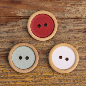 18-40L Round 2-Hole Wooden Buttons Red Green White 30 Pack