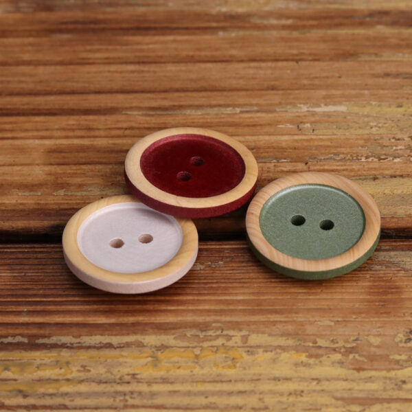 18-40L Round 2-Hole Wooden Buttons Red Green White 30 Pack - Image 3