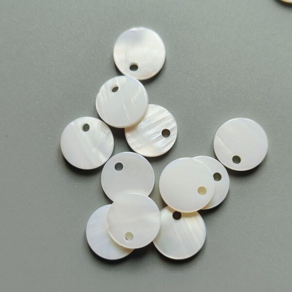 16/24L Natural Shell Round Buttons with Single Hole 40pcs - Image 2