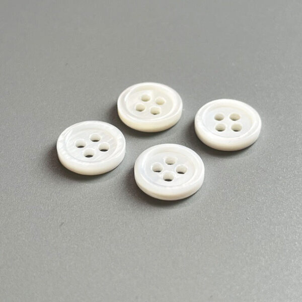 14L-24L Round Edge Four-Hole Natural White Pearl Shell Buttons 40pcs