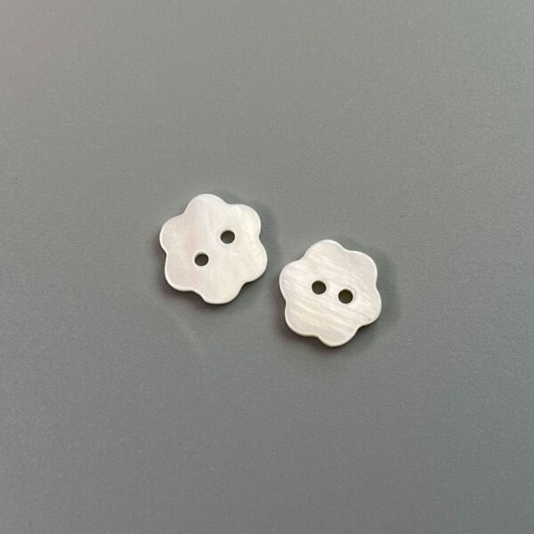 17/20L Flower Shaped 2-Hole Natural Shell Shirt Buttons 30pcs - Image 2