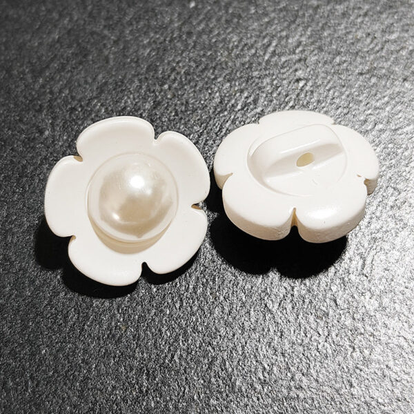 11/18mm Black White Flower Resin Shank Buttons 40pcs - Image 2
