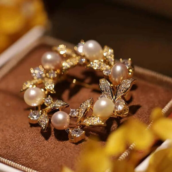 Freshwater Pearl Wreath Rhinestone Metal Brooch Pin