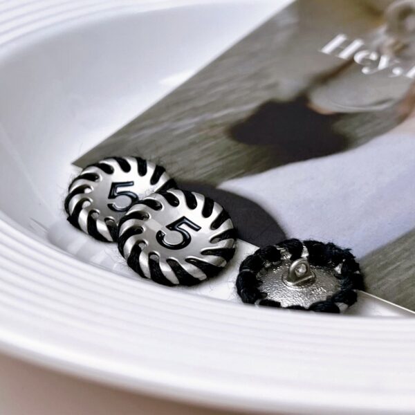 18/23mm Black Wool Edge Number 5 Metal Button 10pcs - Image 2