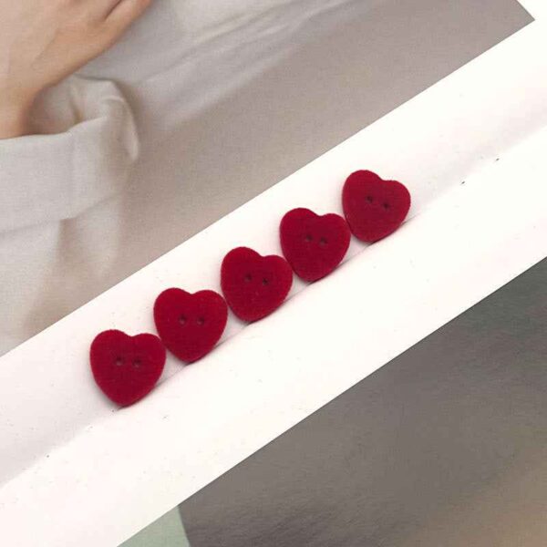 24L/28L Heart-Shaped 2-Hole Velvet Resin Buttons for Cardigans 55 Pack