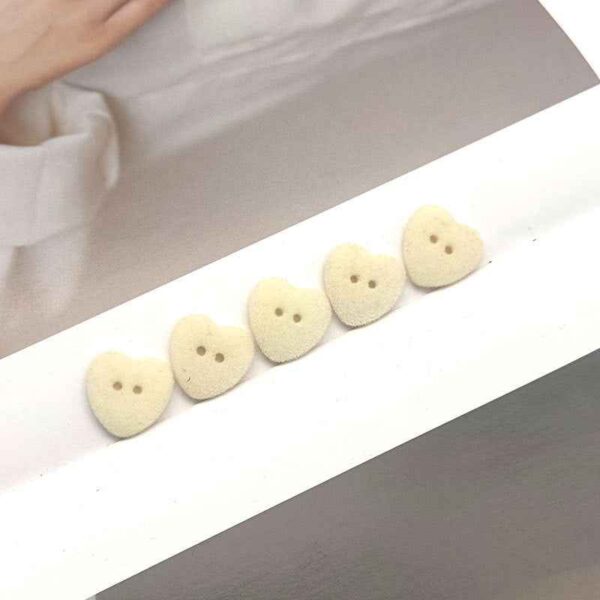 24L/28L Heart-Shaped 2-Hole Velvet Resin Buttons for Cardigans 55 Pack