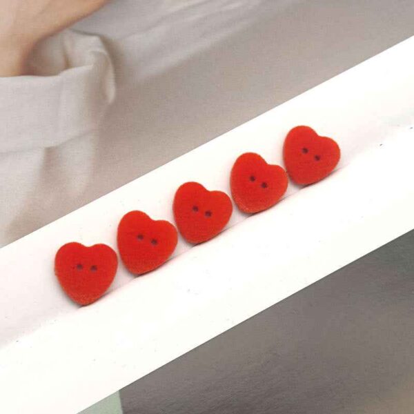 24L/28L Heart-Shaped 2-Hole Velvet Resin Buttons for Cardigans 55 Pack