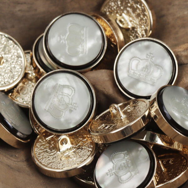 Resin Crown Pattern Button with Gold Metal Base 10pcs - Image 2