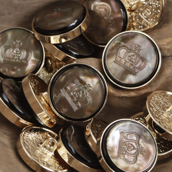 Resin Crown Pattern Button with Gold Metal Base 10pcs - Image 3