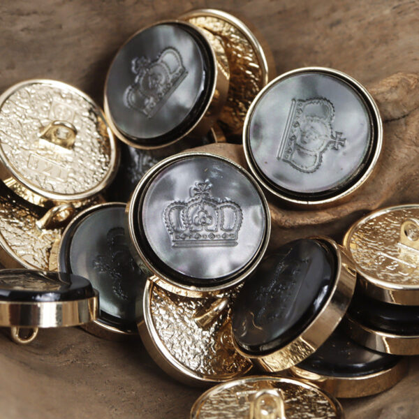 Resin Crown Pattern Button with Gold Metal Base 10pcs - Image 4