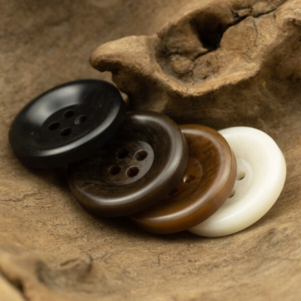 15-28mm Wide-Edged Resin Buttons for Black Sweater Suit Coat 40 Pack - Image 3