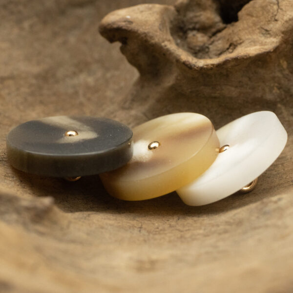 15-30mm Black Khaki Resin with White Speckle Metal Shank 30 Pack - Image 3