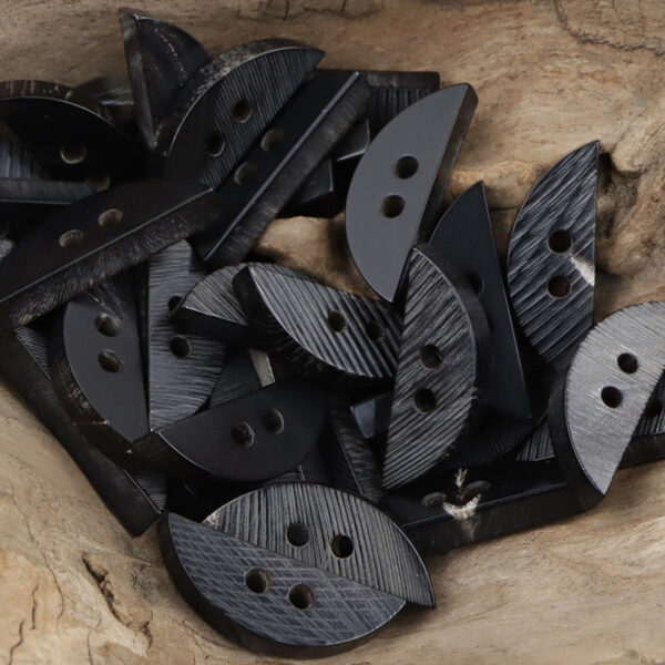 Crescent-Shaped Natural Horn Black Slant-Cut Decorative Buttons 50pcs - Image 3
