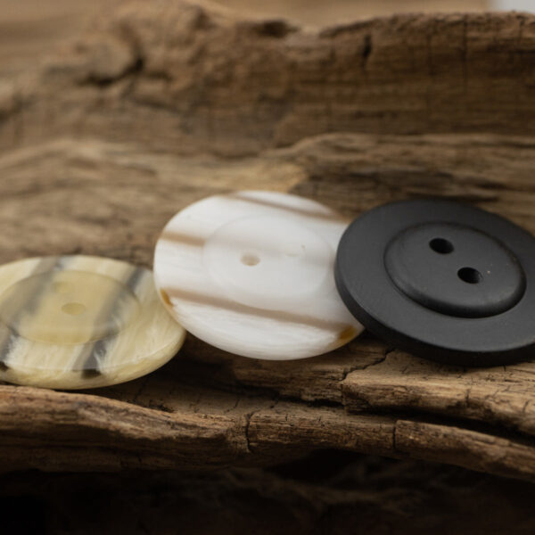 Flat 2 Hole Wood Grain Off-White Resin Buttons for Outerwear - 20pcs - Image 2