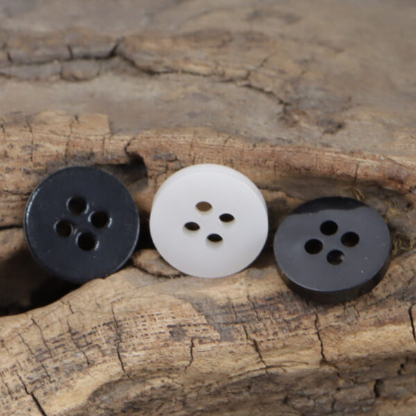 11.5mm Black and White Round 4-Hole Speckled Resin Buttons 100PCS - Image 2