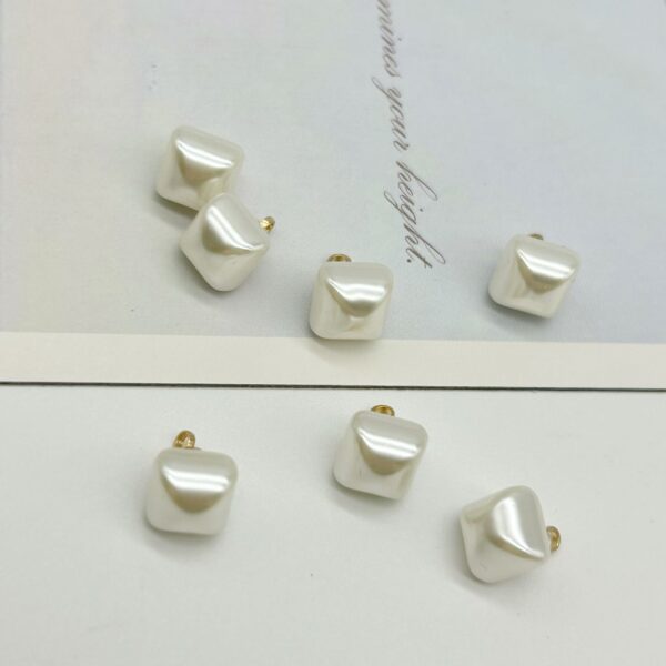 10mm Round Wrinkled Pearl Buttons and White Square Pearl Buttons 40pcs - Image 2