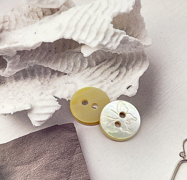 11.5mm Butterfly Tulip Pattern White Mabe Pearl Shell Buttons 40 Pack - Image 10