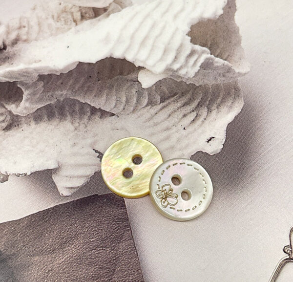 11.5mm Butterfly Tulip Pattern White Mabe Pearl Shell Buttons 40 Pack - Image 2