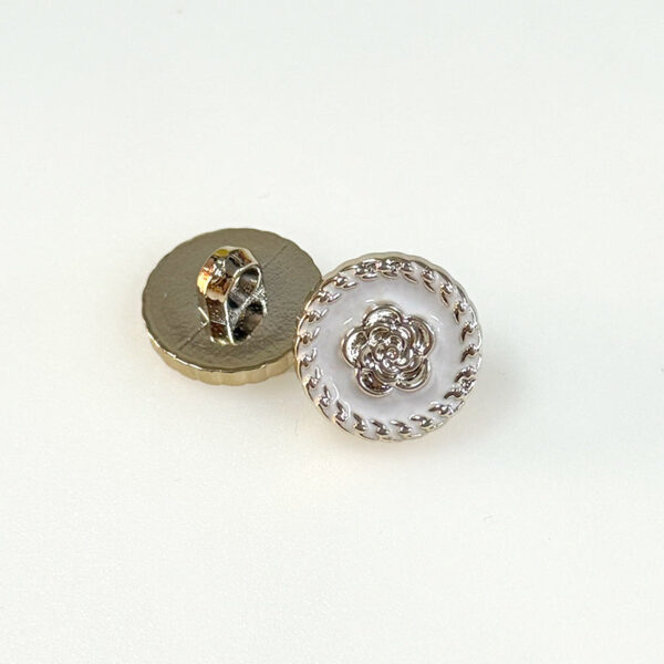 18/21mm Round Plastic Shank Buttons with Gear-Edged Camellia Patterns 100pcs - Image 4