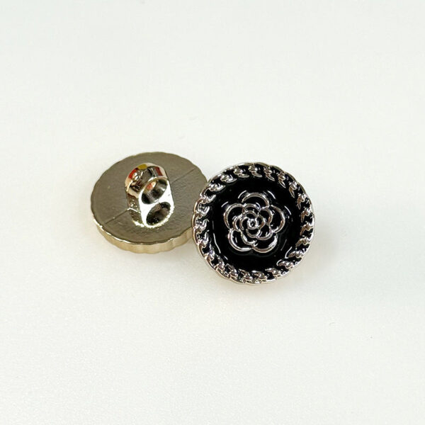 18/21mm Round Plastic Shank Buttons with Gear-Edged Camellia Patterns 100pcs - Image 3