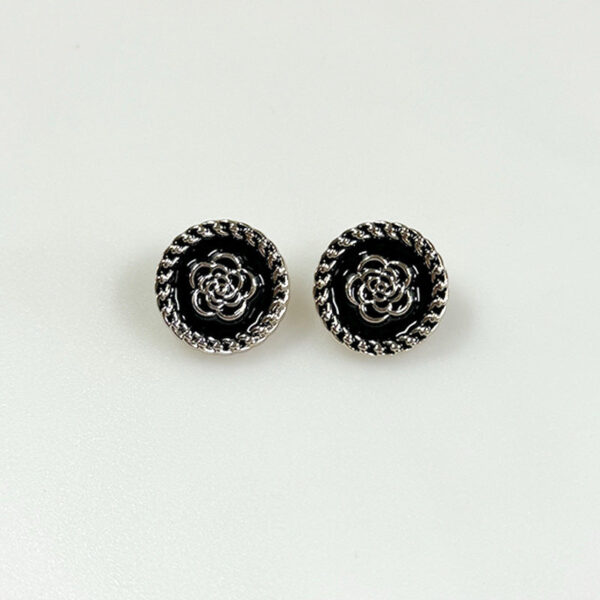 18/21mm Round Plastic Shank Buttons with Gear-Edged Camellia Patterns 100pcs - Image 2