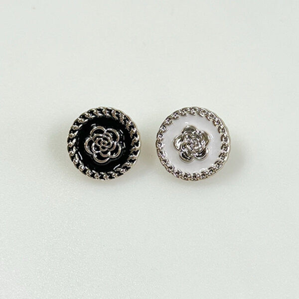 18/21mm Round Plastic Shank Buttons with Gear-Edged Camellia Patterns 100pcs - Image 5